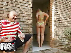 Charles Dera Watches Harley King&039;s Rubbing kvolj hvb bai On Her Ass And Becomes So Horny To Fuck Her - MOFOS
