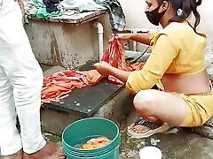 भारतीय सौतेली बहन कपड़े धो रही थी जब उसे सौतेले भाई और039 का मोटा डिक देखकर गीली चूत मिली ।