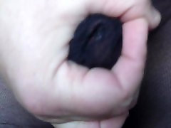 Cumming durch eine schwarze Strumpfhose