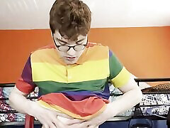 Sexy Twink Puts on Strip Show and Shows Off His Hot Body