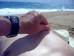 ragazza nuda sulla spiaggia