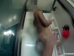 Tia Cyrus helps uk amateur porn vids Cage take a shower