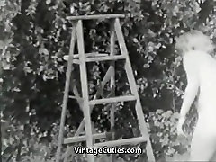 Девочка нудист чувствует себя хорошо голым в сад 1950 старинные