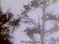 युवा लड़की के साथ जंगल में घूमना 1950 के दशक विंटेज