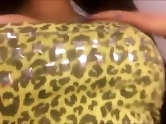 caliente busto mom lick teen porn modelo mostrando sus habilidades masturbándose