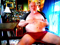 BEAR JERKS ON CAM FOR AN AUDIENCE! BEAR JERKS ON CAM FOR AN AUDIENCE!