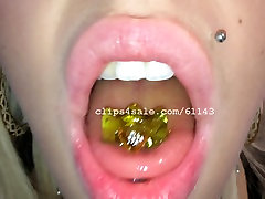Mouth love sports guys - Vyxen Eatting Gummy Bears Video 3