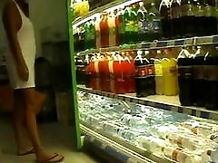Под indian collag girls xxx videos в супермаркете без трусов или бюстгальтера