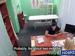 FakeHospital Infirmière soulage la pression des crampons