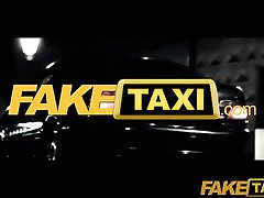 FakeTaxi-黑色头发的纹身的年轻的英国