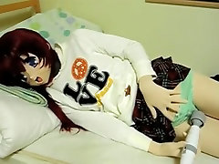 एशियाई लड़की में फैंसी मुखौटा बिस्तर में निहित है और उसके clit की मालिश थरथानेवाला के साथ