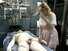 सच में सींग का बना हुआ सुनहरे बालों वाली नर्स सवारी पट्टी रोगी के अस्पताल में