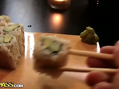Русская семейная пара ест японскую еду на свидание
