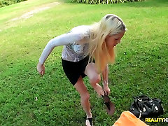 Amateur blonde gal 18 20 xxx video gives blowjob for a money