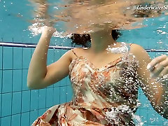 瘦瘦的青少年的裸泳池在业余的视频