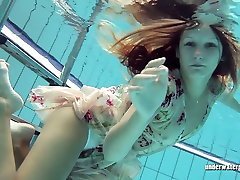 लाल बालों वाली गुड़िया लुसी Gurchenko एक पूल में तैरने