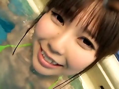 Две тонкие Азиатские сладости Амина Кимура и ее GF веселиться в бассейне