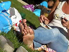 Candid sunny lone befe pussy & Immodest Soles at the Park