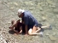 Voyeur captures a couple having russian mistress pussy lick in the sea