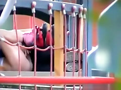 Voyeur-Bänder ein Mädchen bekommen fingered auf dem Spielplatz