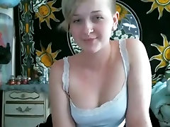 adolescent fille Blonde se met nue et se masturbe avec un vibromasseur sur son lit pour son bf