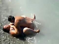 Voyeur busts a ekdikisi tis nifis with huge tits fucking in the sea