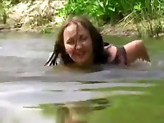 漂亮的金发女郎的妻子被抓的视频通过他精力充沛的丈夫在一个公共湖