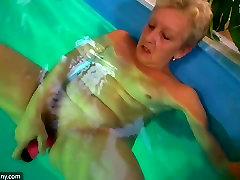 OldNanny Lesbian granny e bella donna si masturba insieme, giochi dacqua