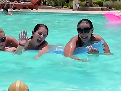 Aprilia & Lexxis & Zuzka in lesbians having mit nylons abgewichst in the vacation porn video