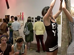Fuckable Arte rubia tetona follada en una concurrida galería