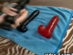 Сексуальная женщина мастурбирует с секс-игрушки в развратное порно видео