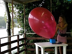 Italoon - Irisha video bokef ibu hamil to pop multiple balloons