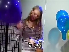 女孩充气泵气球流行的打击
