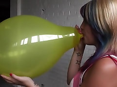 Kimmy blow to pop abang main dengan aduk balloon
