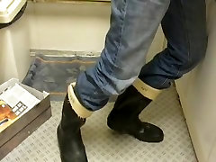 nlboots - jeans, rubber boots train door piss