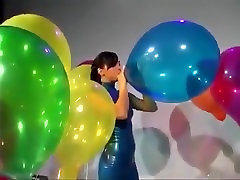 लेटेक्स में सेक्सी लड़की पोशाक वार पॉप करने के लिए कुछ बड़े गुब्बारे