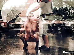 Lexi دیویس در زن بمکد دیک در باران و تصویری