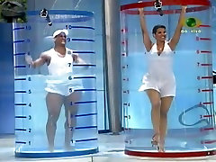 داغ انحنا, سبزه, در یک برنامه تلویزیونی با پوشیدن لباس سفید زیر دامن, سفید