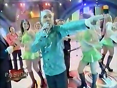 Upskirt novogodnyaya pesnya iz dzhentlmenov udachi from a music TV show with sexy dancer girls