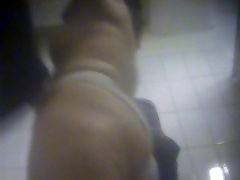 Nice close-up vidéo de cul rond tourné dans le vestiaire