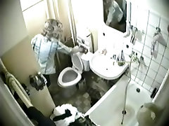 Dolce ragazza spiata telecamera mentre si è seduti sul wc