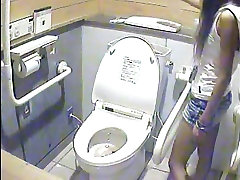 amateur vesuwal camera in womens bathroom spying on ladies peeing