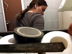 不知情的女人坐在厕所偷窥隐藏摄像机