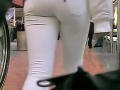 Adolescente chica con culo perfecto en blanco ajustado jeans