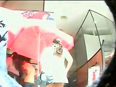 Coppia di asini catturato in un centro hollywood rose con un mobile spy cam