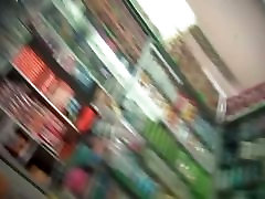 Upskirt video di una ragazza bionda girato in un supermercato