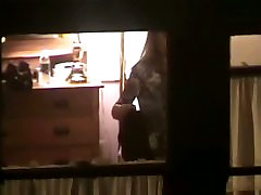 Un furbo voyeur finestra colpo di una ragazza con una mucca mutandine