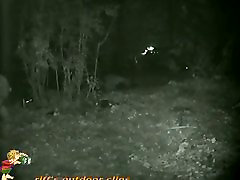Skinny fille pisse dans les bois pris sur voyeur nightcam