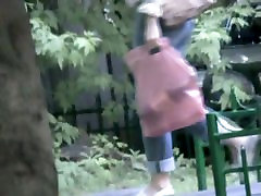 Questo è un sciocco filmati di donne pissing nel parco
