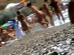 À poil court fille avec garni lisa hobi de détente à la plage nudiste